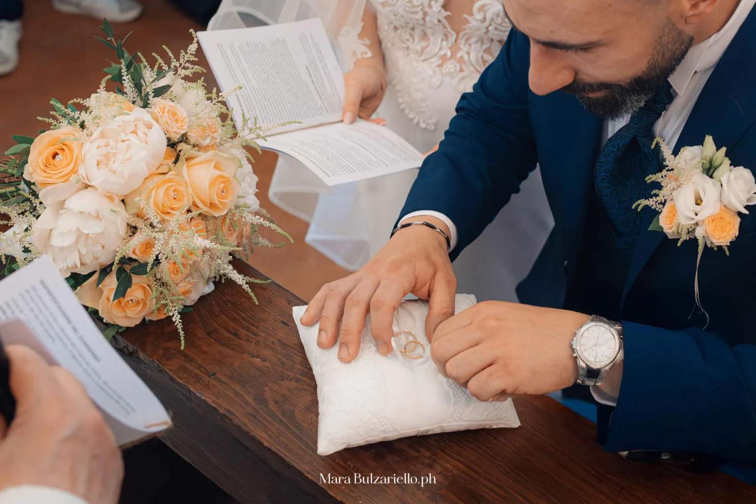 Dettaglio degli anelli durante il matrimonio