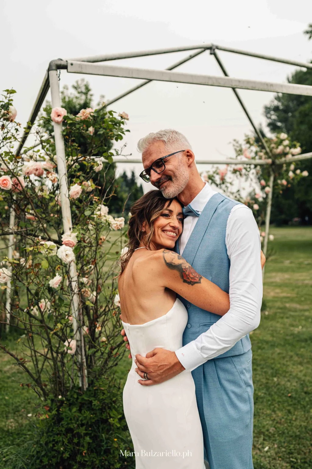 Fotografia degli sposi durante un momento del matrimonio
