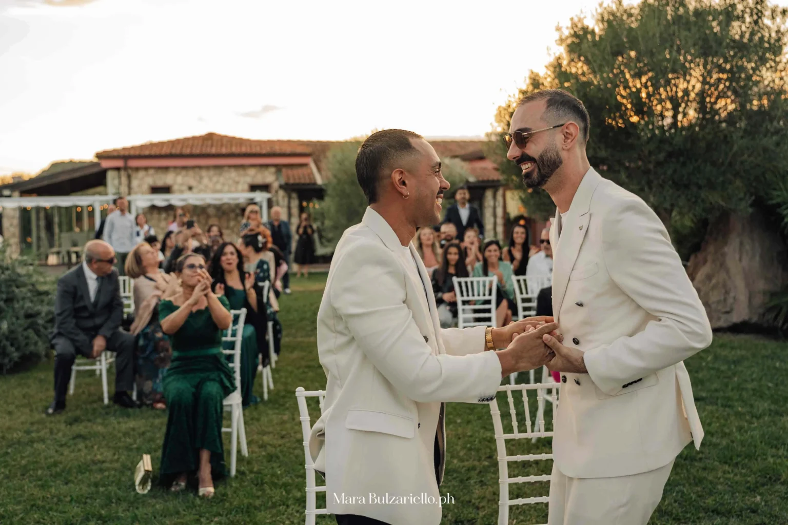 Fotografia di matrimonio durante una cerimonia all'aperto