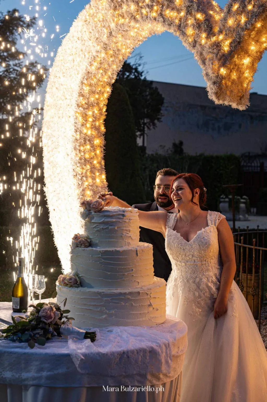 Fotografia del taglio della torta di matrimonio
