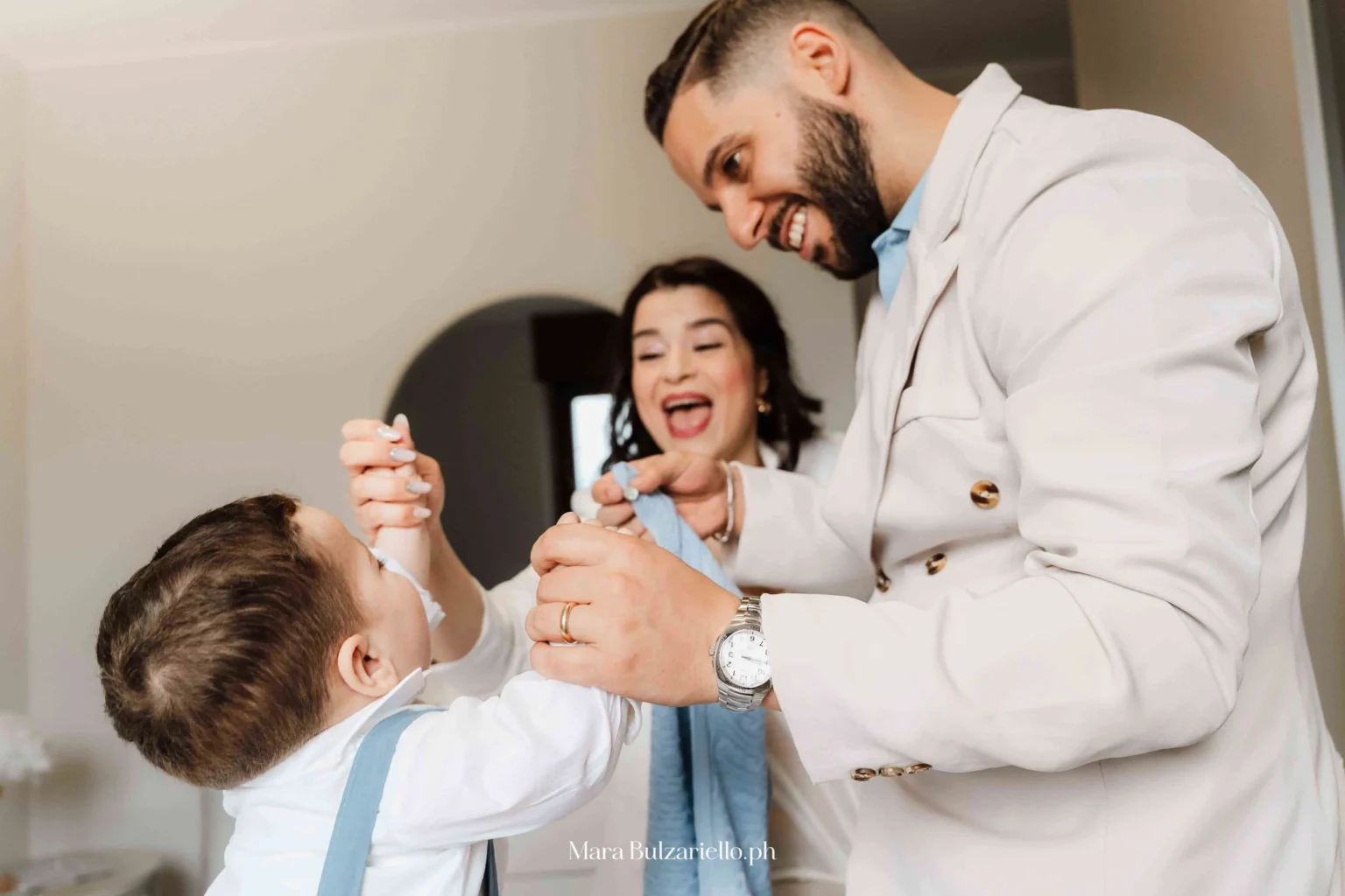 Sposi con un bambino durante il ricevimento di matrimonio