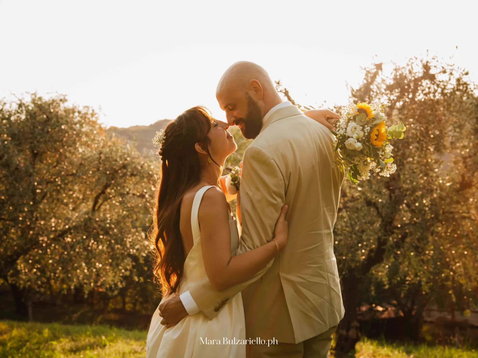 Sposi al tramonto durante il servizio fotografico di matrimonio
