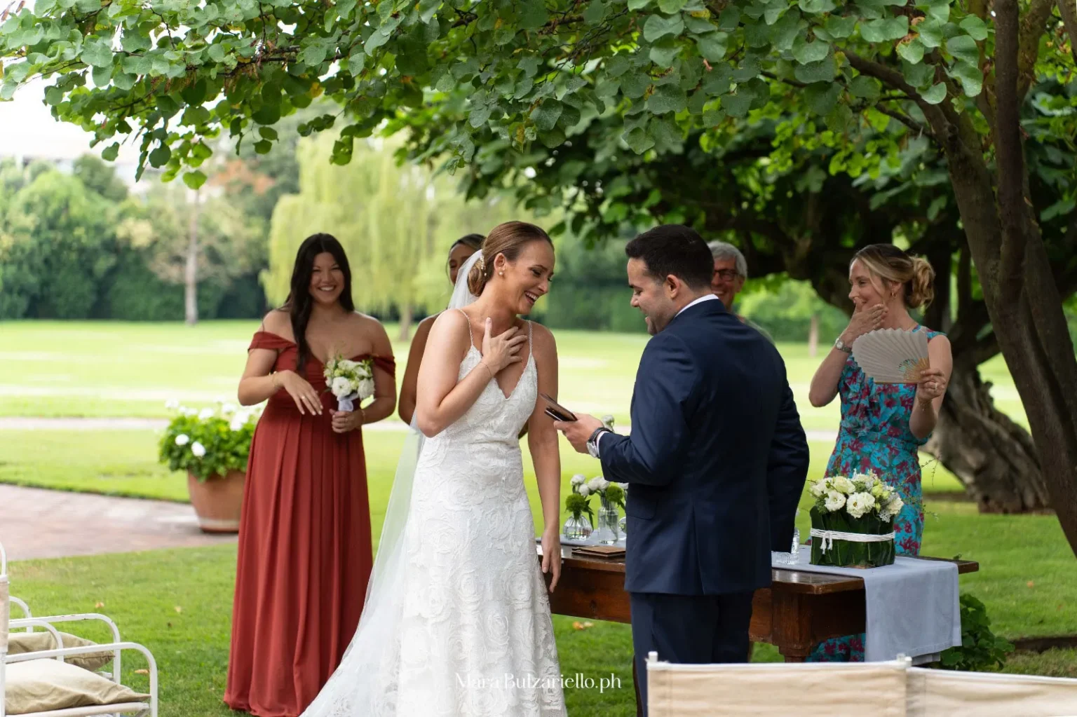 Sposa durante la cerimonia di matrimonio all'aperto