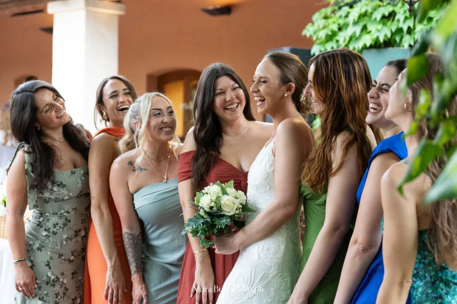 Sposa con le amiche durante il matrimonio