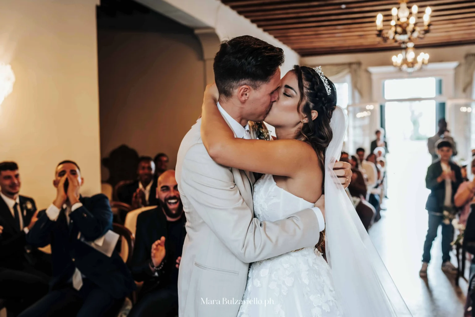 Bacio degli sposi durante il ricevimento di matrimonio
