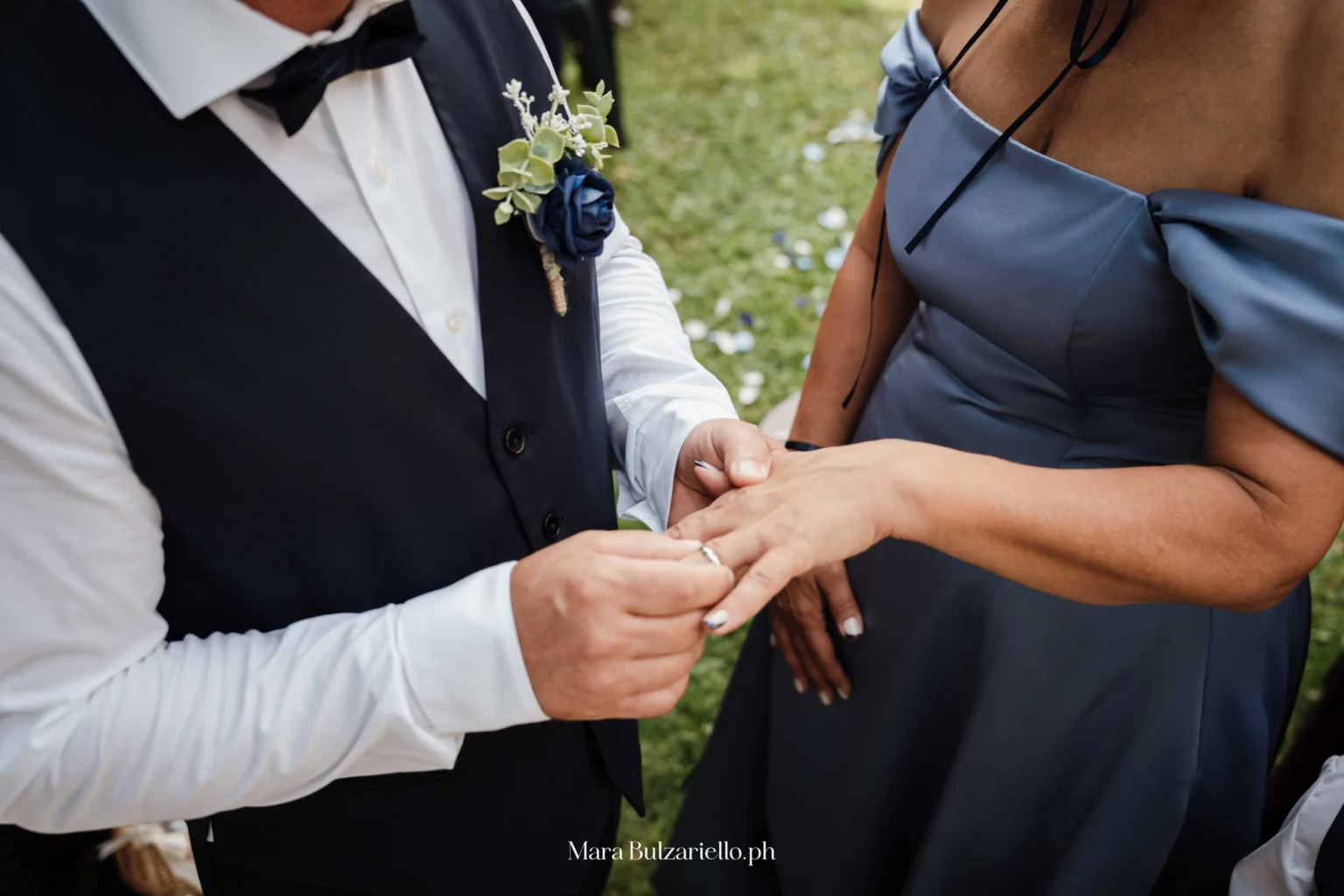 Dettaglio dello scambio degli anelli durante il matrimonio