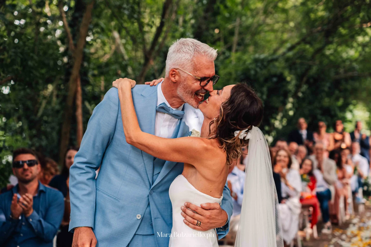 Fotografia degli sposi durante un momento romantico