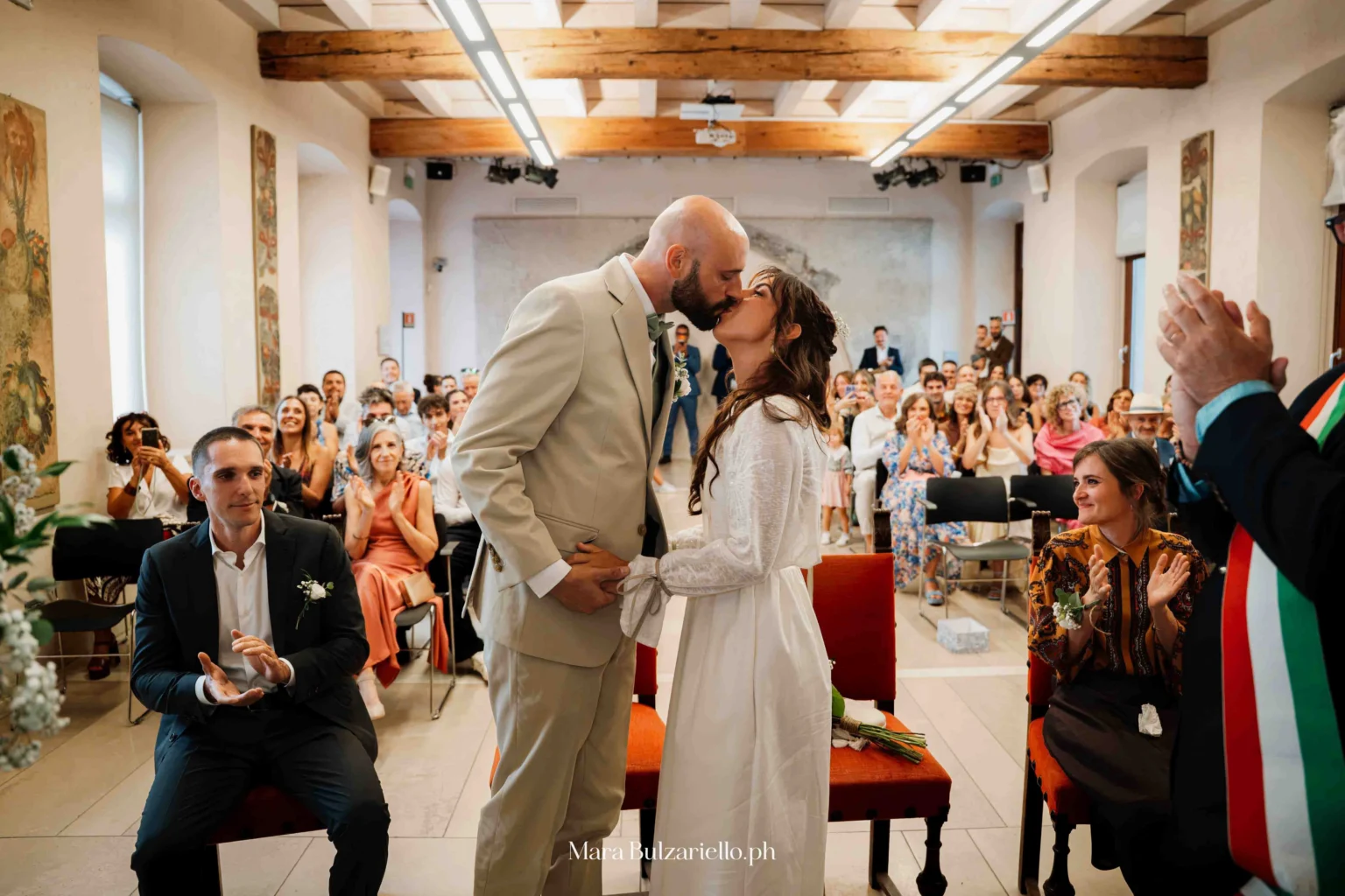 Bacio degli sposi durante la cerimonia di matrimonio