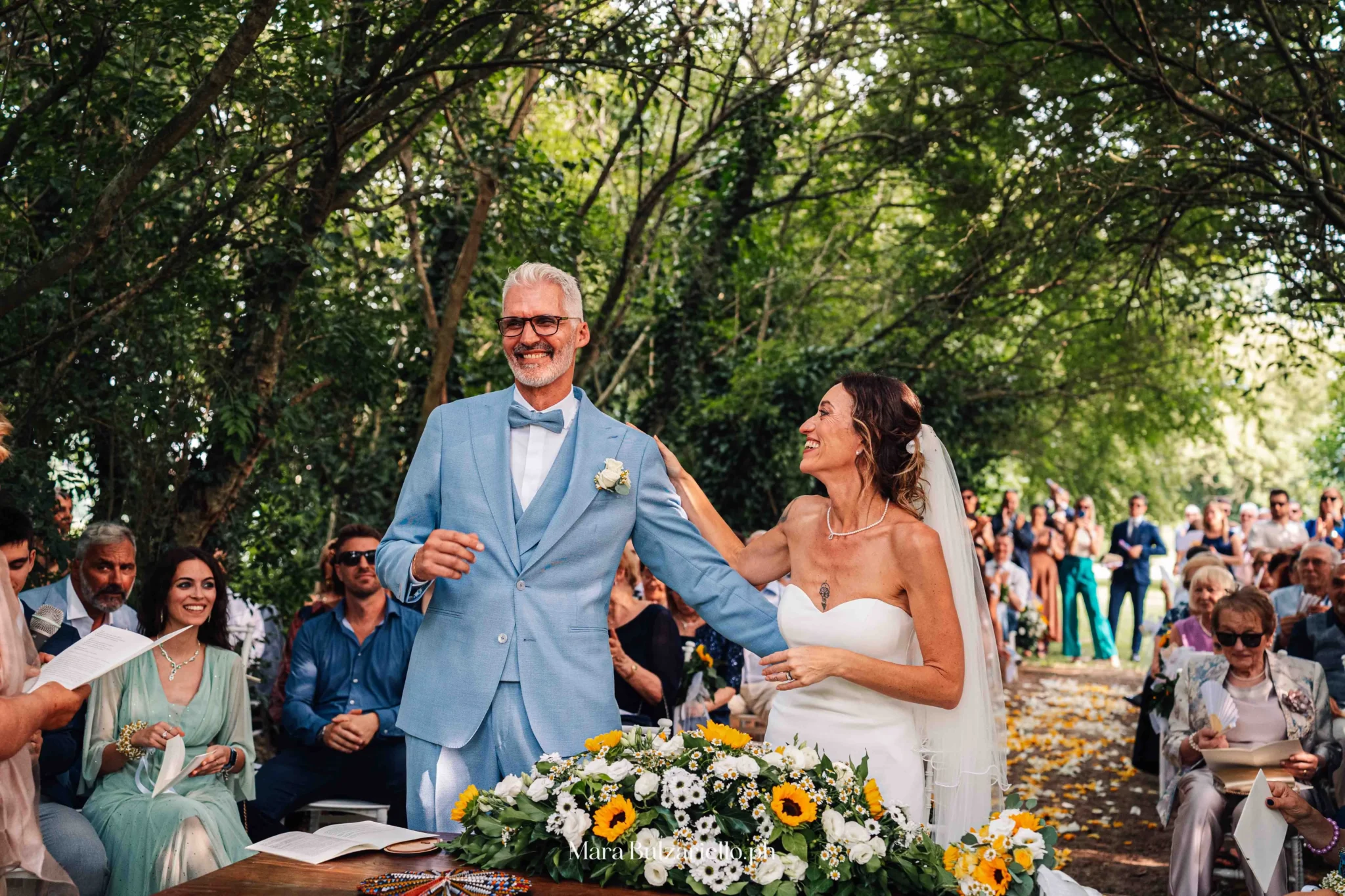 Fotografia degli sposi durante una cerimonia di matrimonio all'aperto