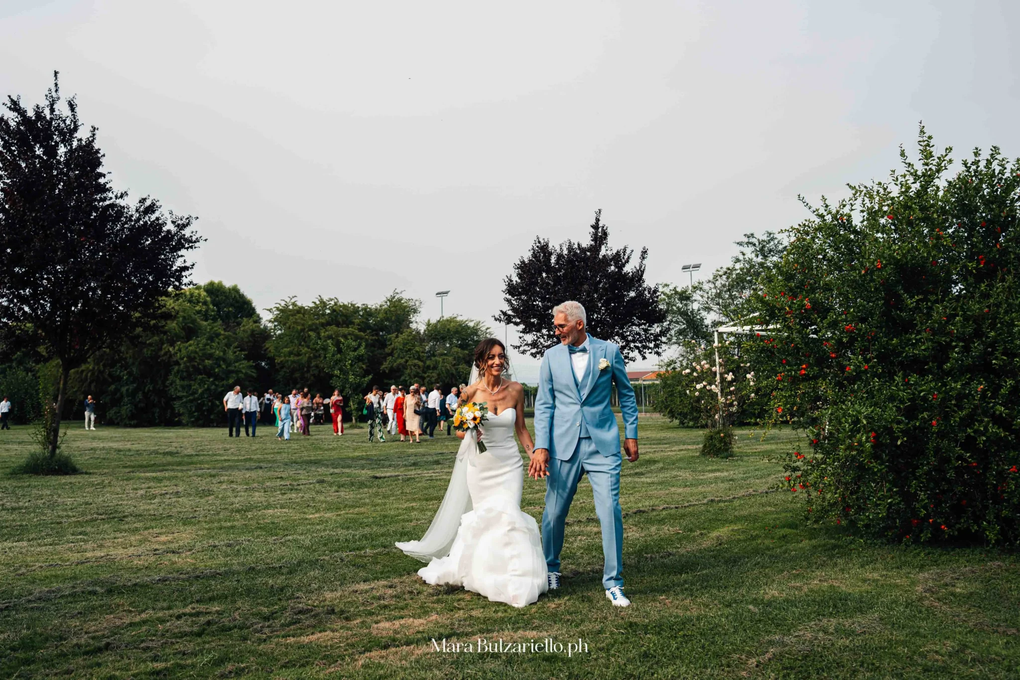 Sposi all'aperto durante il matrimonio