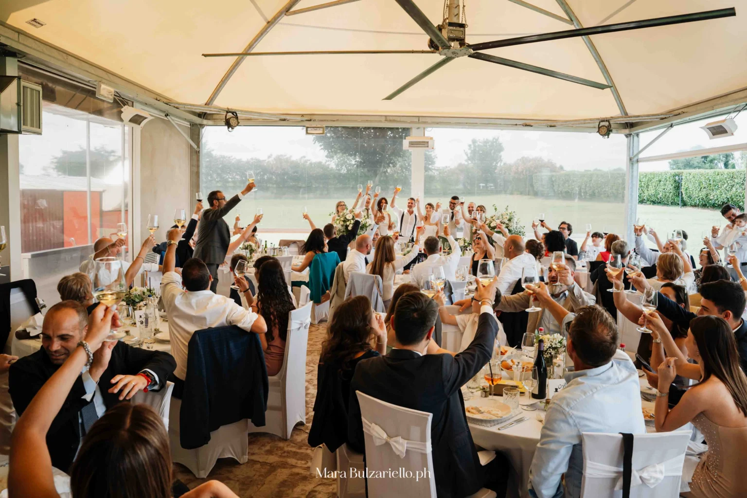 Invitati brindano durante il ricevimento di matrimonio