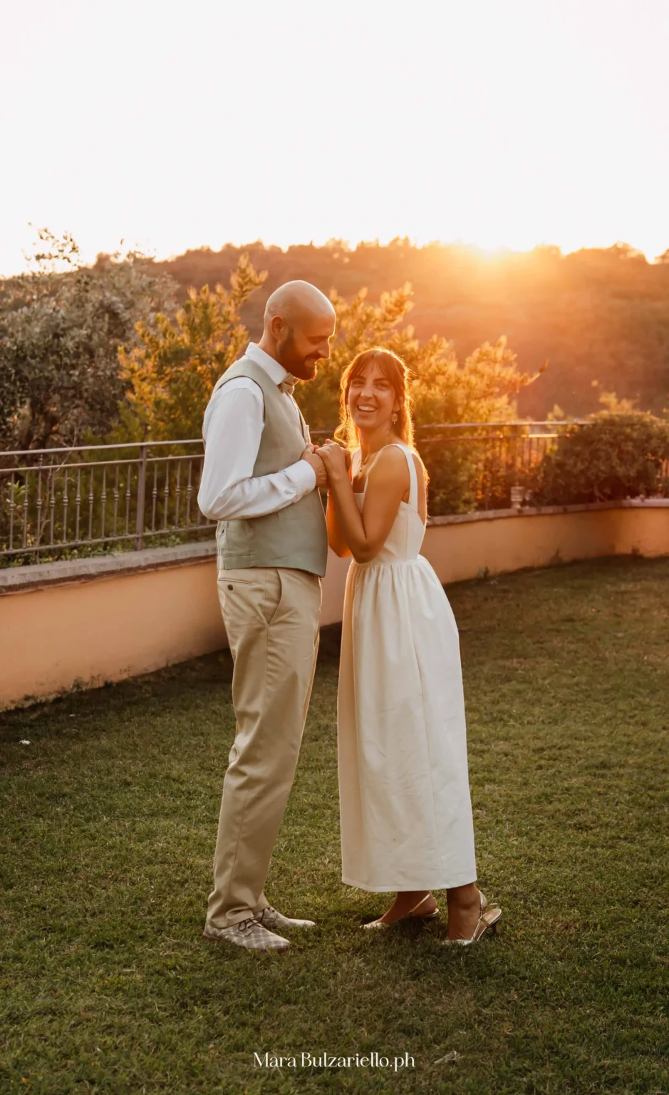 Ritratto degli sposi al tramonto durante il matrimonio