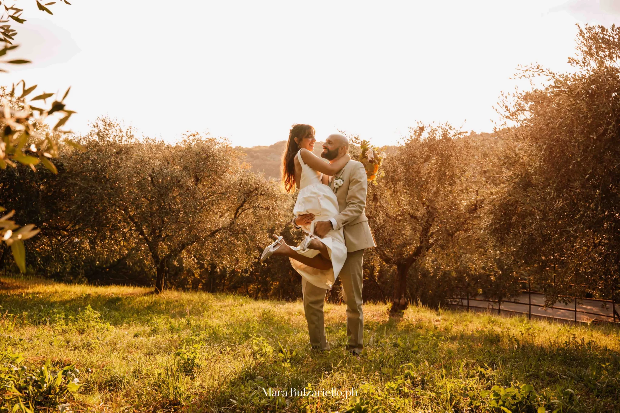 Sposi in un uliveto durante il servizio fotografico di matrimonio