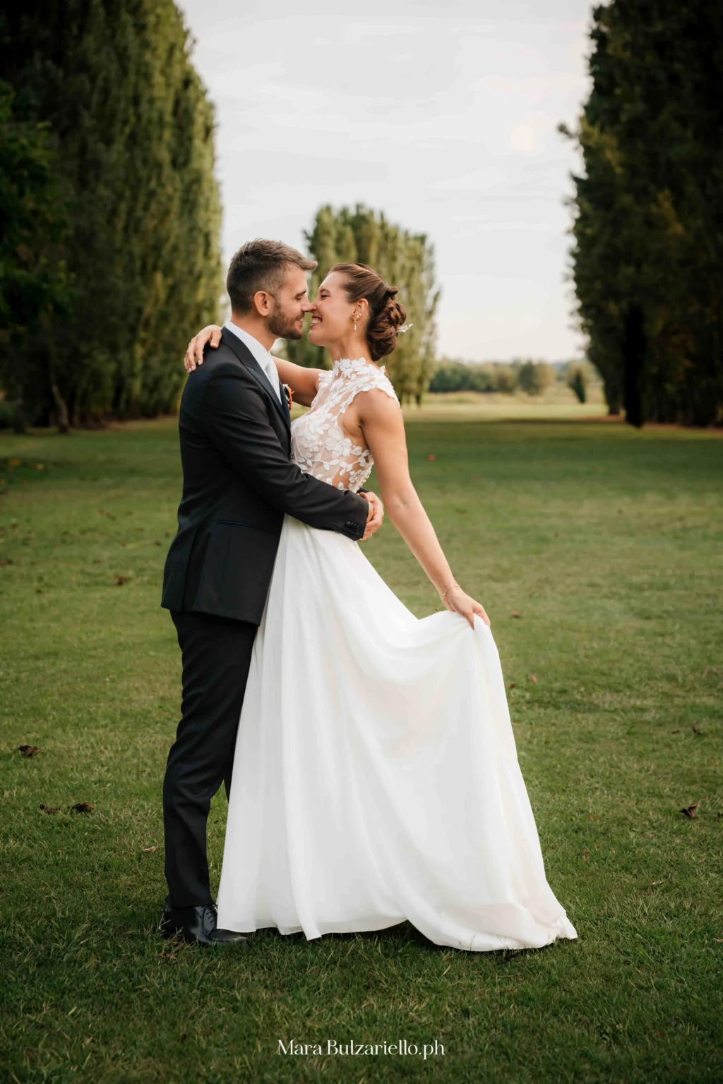 Ritratto degli sposi all'aperto durante il matrimonio
